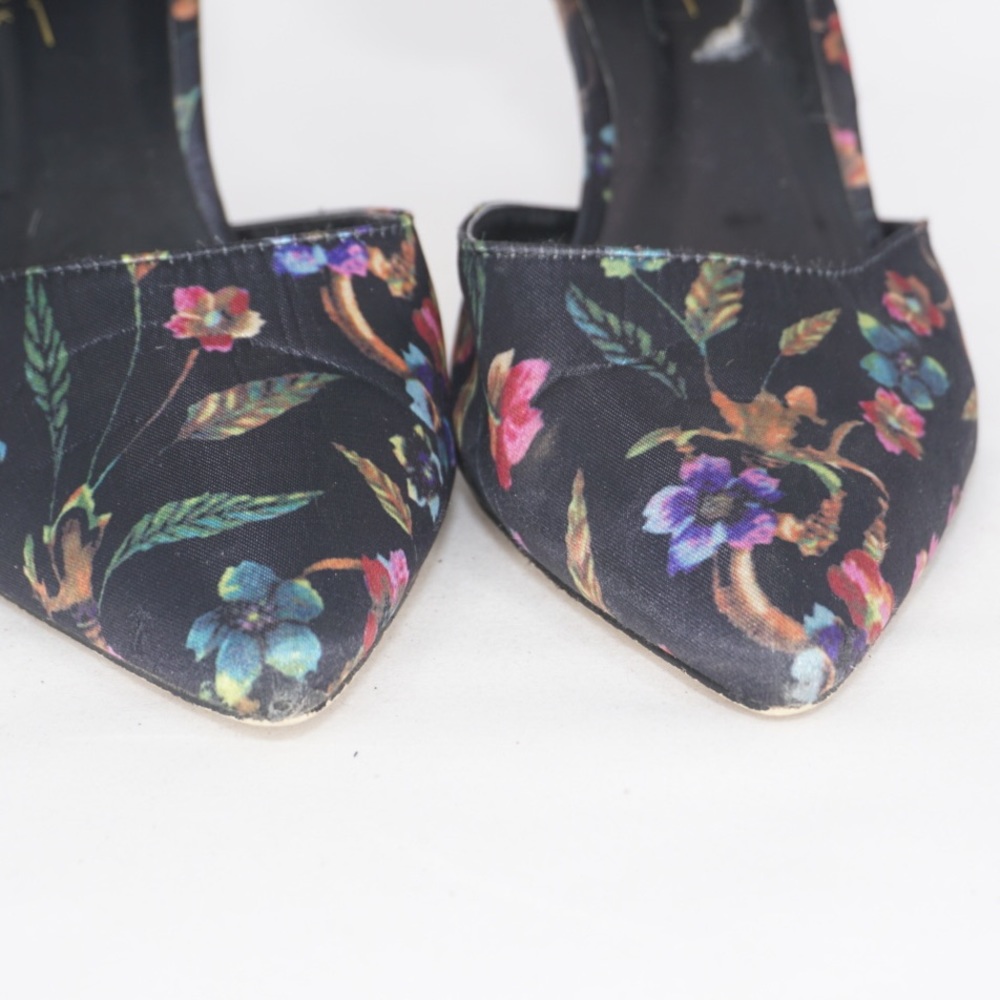 Nicole Miller Brandy Turn-Lock Pumps, Size 8 - Picture 10 of 10